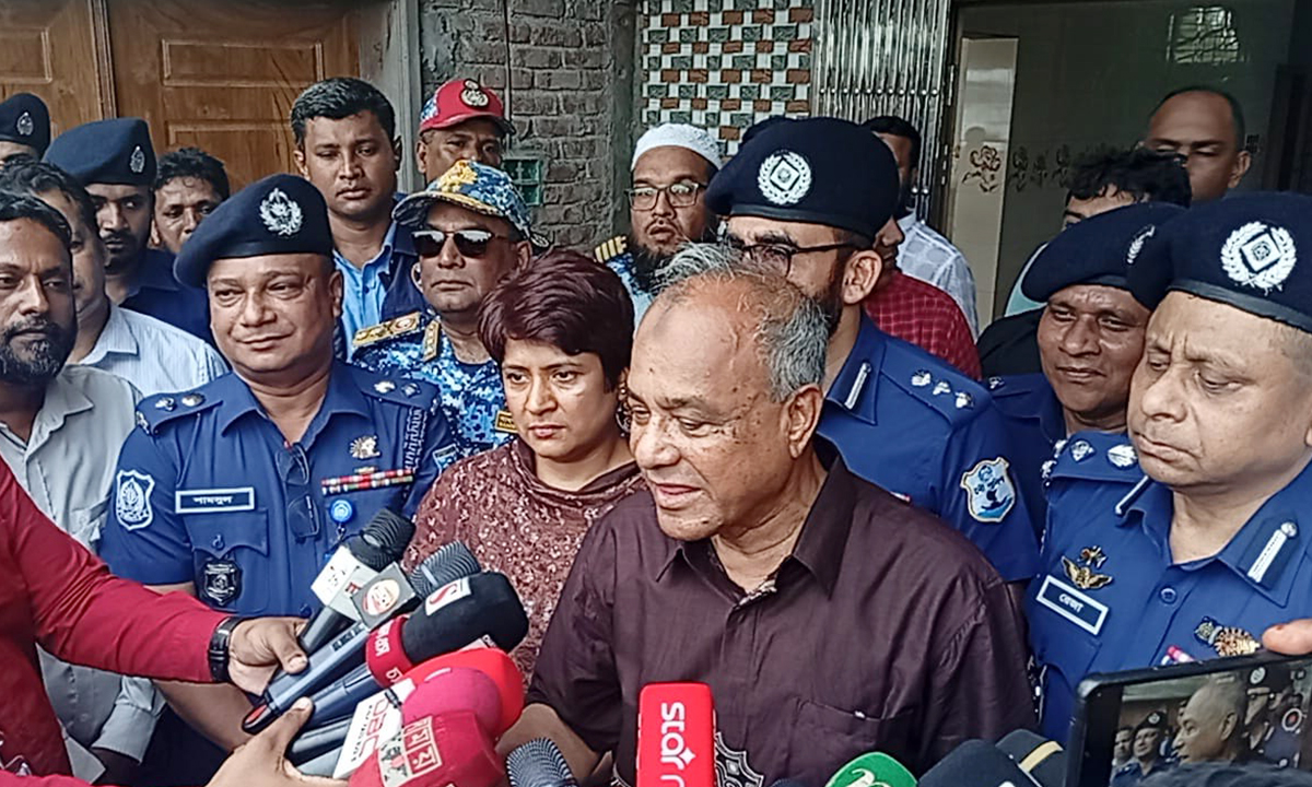 সাংবাদিকদের সঙ্গে কথা বলেন স্বরাষ্ট্র উপদেষ্টা লেফটেন্যান্ট জেনারেল (অব.) জাহাঙ্গীর আলম চৌধুরী। ছবি- রূপালী বাংলাদেশ