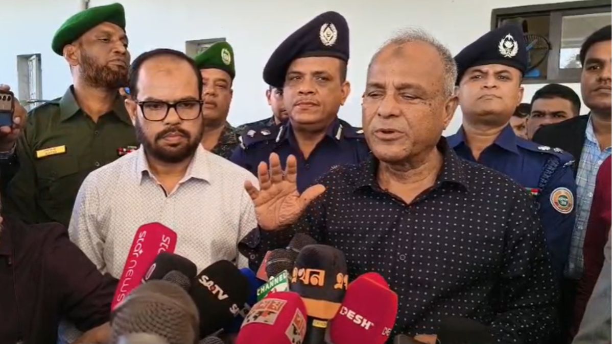 সাংবাদিকদের সঙ্গে কথা বলেন স্বরাষ্ট্র উপদেষ্টা লেফটেন্যান্ট জেনারেল (অব.) মো. জাহাঙ্গীর আলম চৌধুরী। ছবি- রূপালী বাংলাদেশ