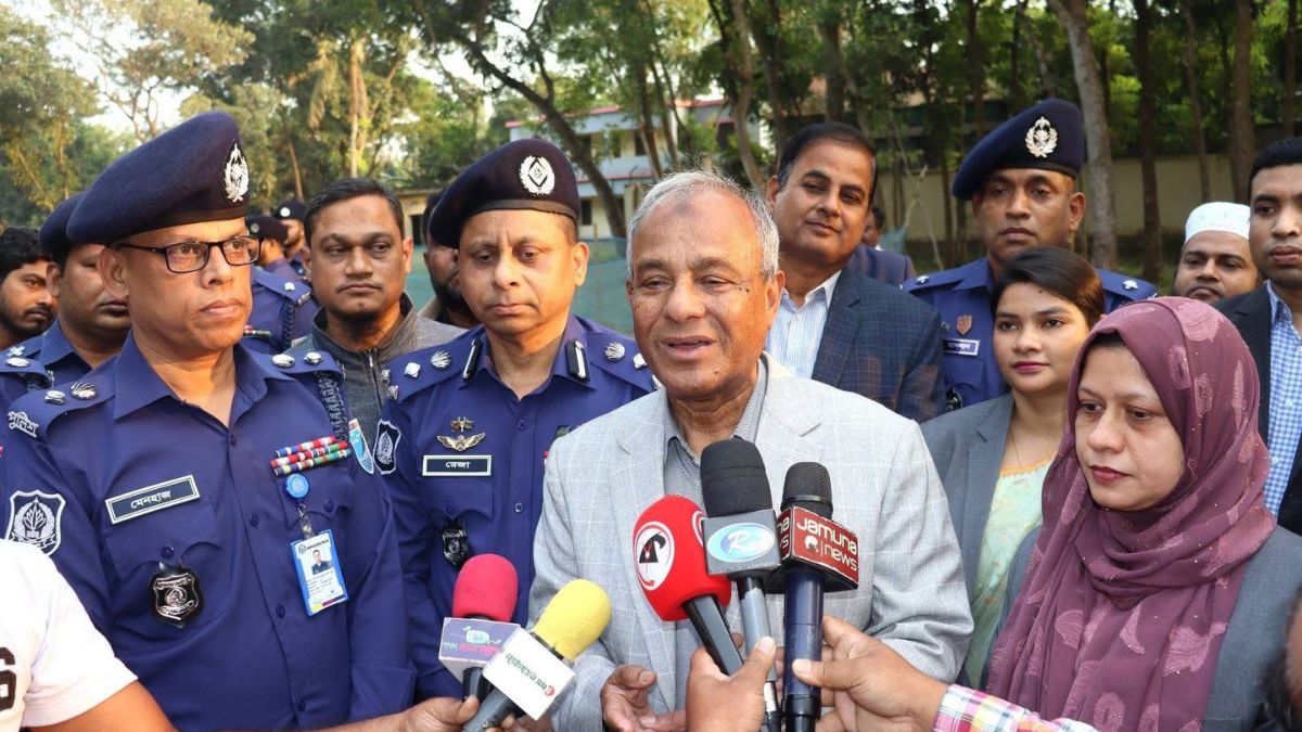 সাংবাদিকদের সঙ্গে আলাপ করেন স্বরাষ্ট্র ও কৃষি উপদেষ্টা লেফটেন্যান্ট জেনারেল জাহাঙ্গীর আলম চৌধুরী। ছবি- রূপালী বাংলাদেশ
