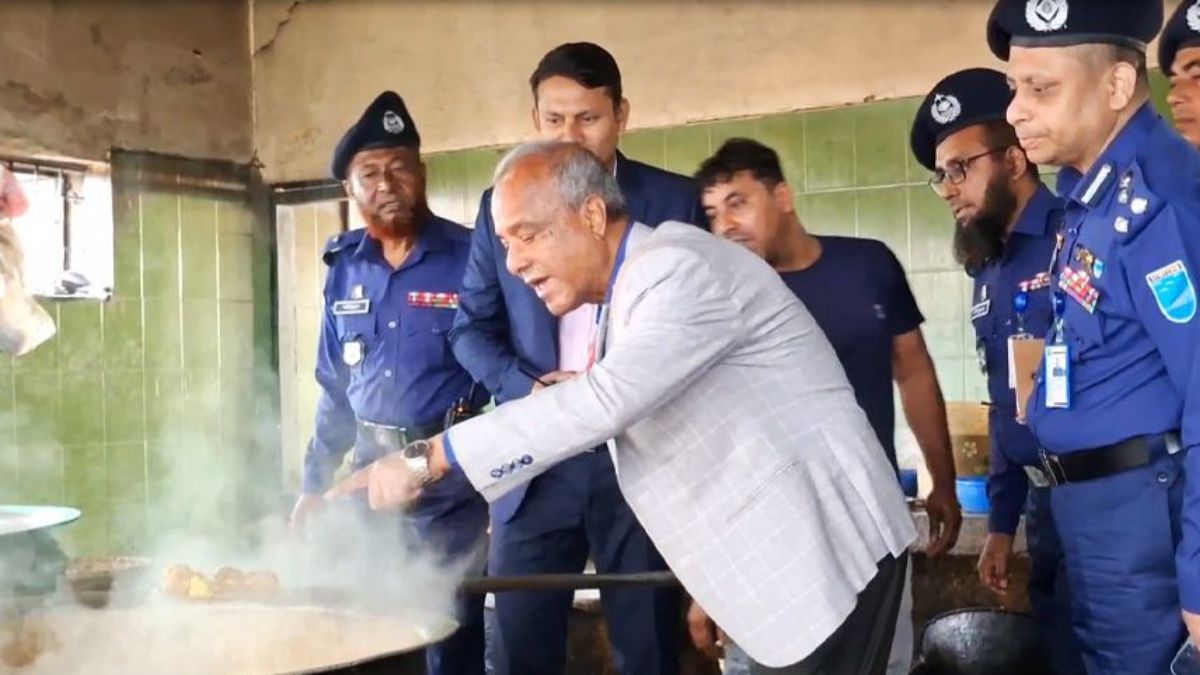 আলু বেশি, মাংস কম—ধরে ফেললেন স্বরাষ্ট্র উপদেষ্টা