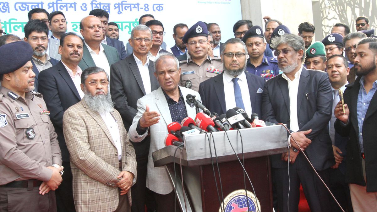 সাংবাদিকদের প্রশ্নের জবাবে দেন স্বরাষ্ট্র উপদেষ্টা লেফটেন্যান্ট জেনারেল (অব.) জাহাঙ্গীর আলম চৌধুরী। ছবি- রূপালী বাংলাদেশ