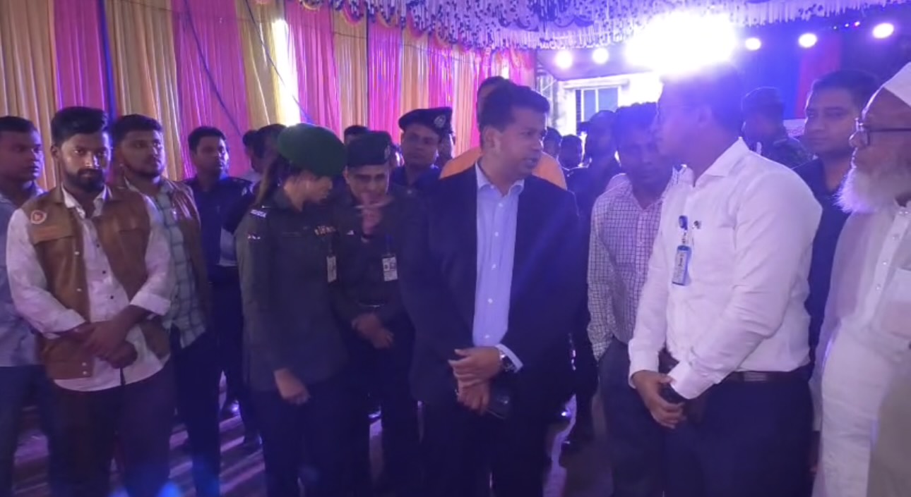 গোলাকান্দাইল শ্রী শ্রী জিউর মন্দির পূজা মণ্ডপ পরিদর্শনে মোহাম্মদ জাহিদুল ইসলাম মিঞা। ছবি- রূপালী বাংলাদেশ