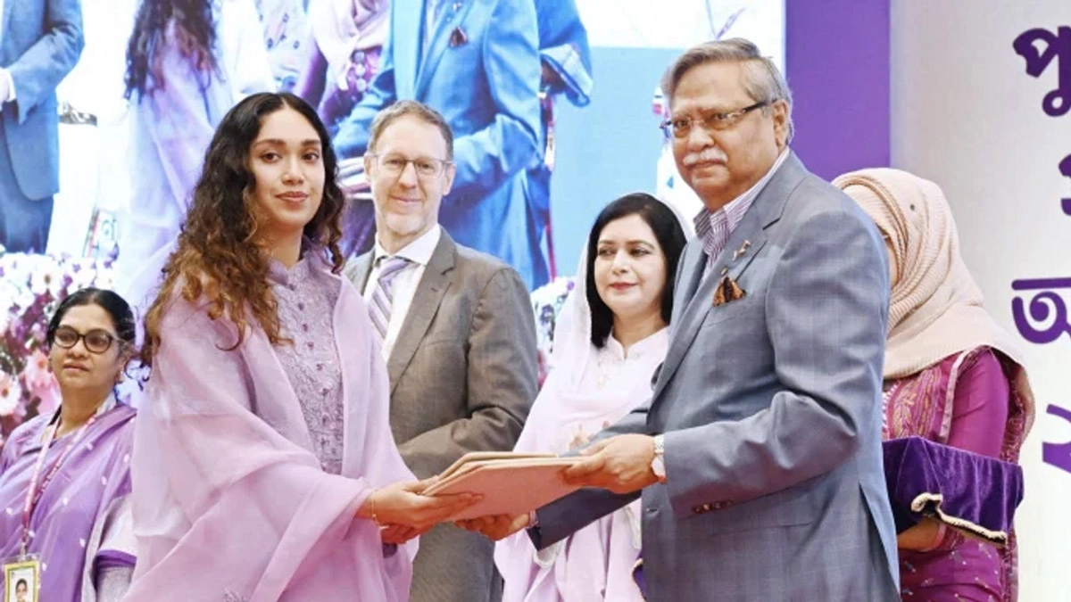রাষ্ট্রপতি মো. সাহাবুদ্দিনের হাত থেকে পুরস্কারটি গ্রহণ করেন খালেদা জিয়ার নাতনি ব্যারিস্টার জাইমা রহমান। ছবি : সংগৃহীত