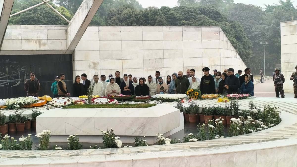 পরিবারের সদস্যসহ খালেদা জিয়ার কবর জিয়ারত করেন জাইমা রহমান। ছবি : সংগৃহীত