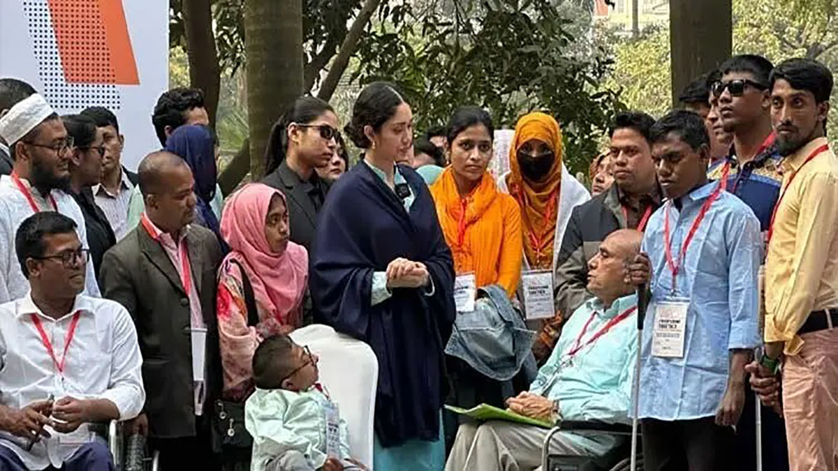 ব্যারিস্টার জাইমা রহমান প্রতিবন্ধীদের সঙ্গে মতবিনিময় করছেন।  ছবি : সংগৃহীত
