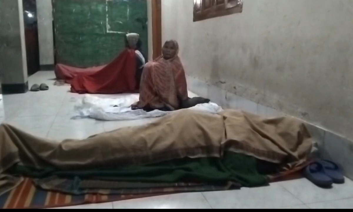রাতে স্টেশন এলাকায় শীতের মধ্যে গরিব মানুষরা শুয়ে আছেন । ছবি : রূপালী বাংলাদেশ