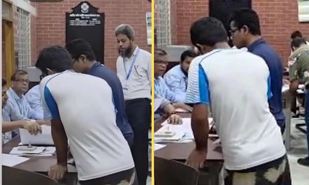 জাকসু নির্বাচনে লুঙ্গি পড়ে ভোট দেন এক শিক্ষার্থী। ছবি- সংগৃহীত