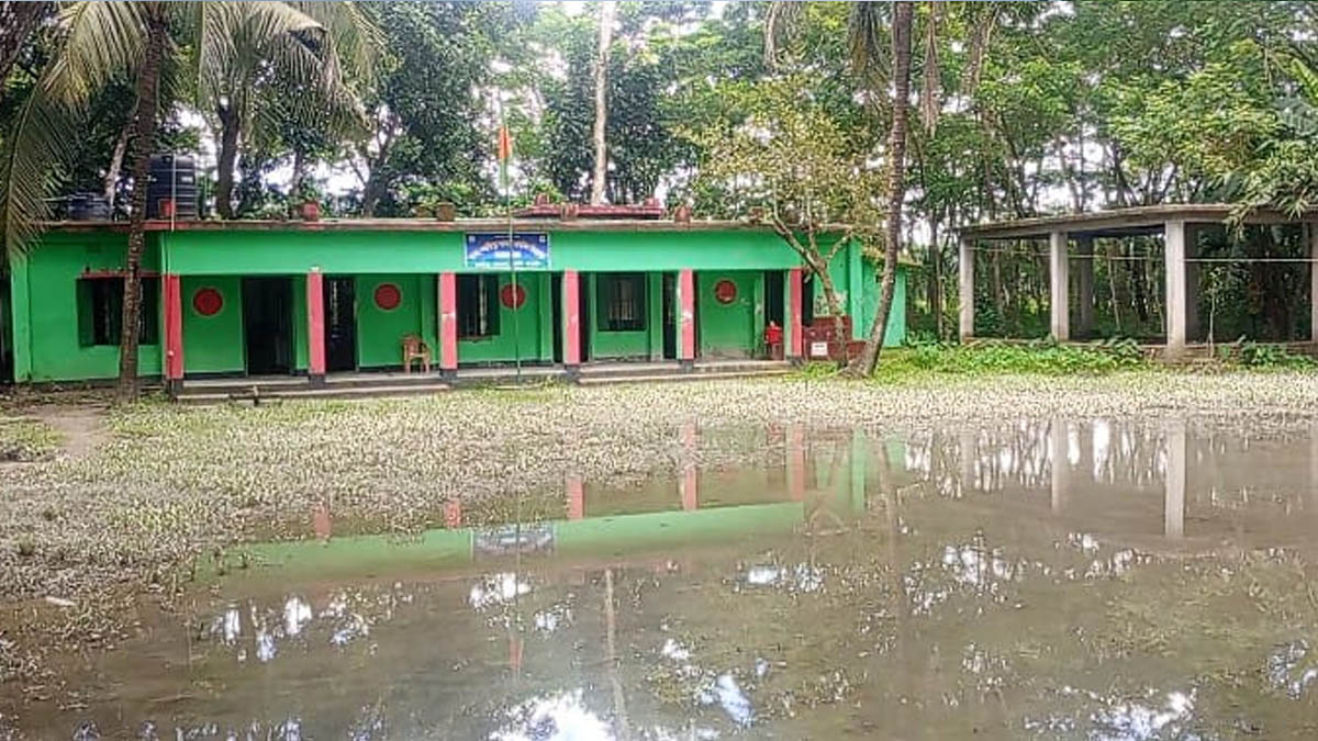 জোয়ারের পানিতে ডুবে আছে স্কুলের মাঠ।    ছবি- রূপালী বাংলাদেশ