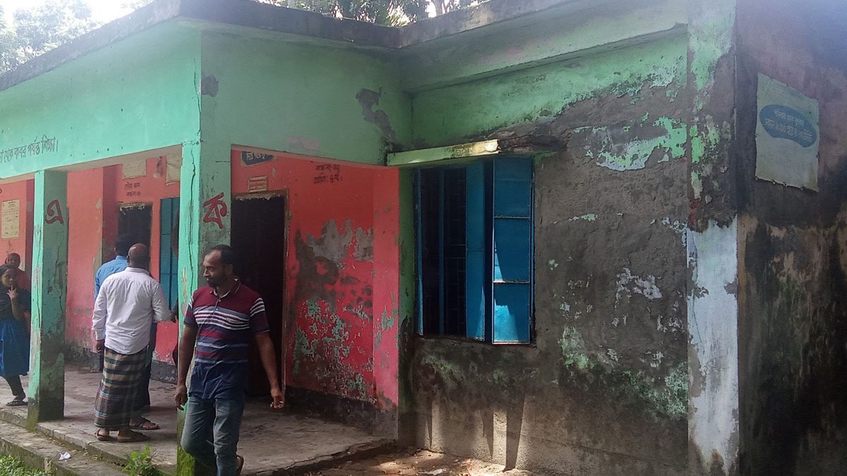 নলছিটির ৭৭ নং নাচনমহল সরকারি প্রাথমিক বিদ্যালয়ে দীর্ঘদিন ধরে ঝুঁকি নিয়ে চলছে পাঠদান। ছবি- রূপালী বাংলাদেশ