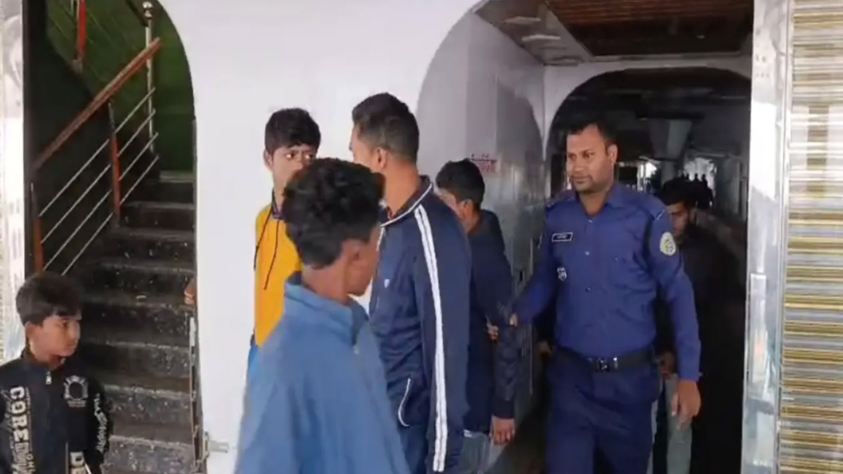 আটক কর্মীরা। ছবি :সংগৃহীত