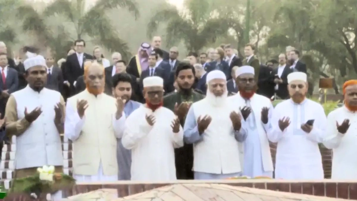 জাতীয় স্মৃতিসৌধে শ্রদ্ধা নিবেদন করছেন জামায়াতে ইসলামীর আমির ডা. শফিকুর রহমানসহ দলটির নেতাকর্মী ও সংসদ সদস্যরা