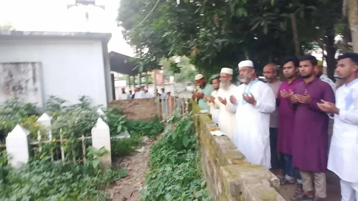 প্রয়াত আ.লীগ নেতা অ্যাড. মতিয়ার রহমান তালুকদারের কবর জিয়ারত করেন অ্যাড. আব্দুল আওয়াল।  ছবি- সংগৃহীত