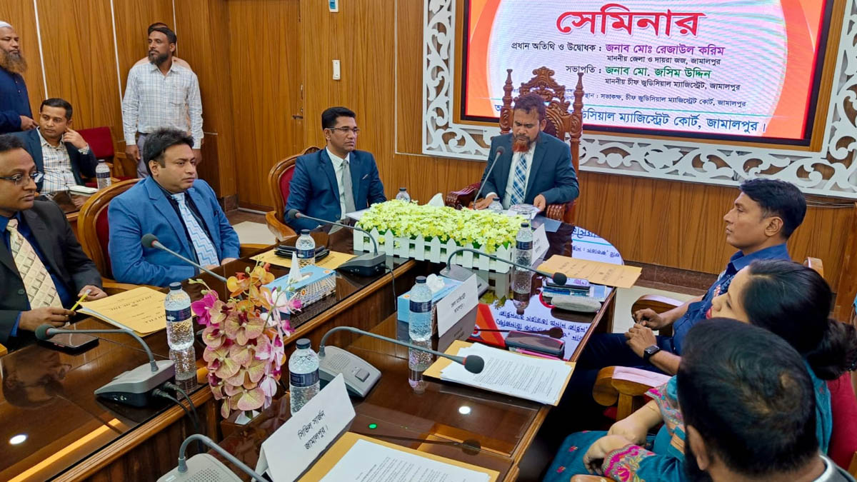 চীফ জুডিশিয়াল ম্যাজিস্ট্রেট আদালতের সভাকক্ষে এ সেমিনার অনুষ্ঠিত হয়।  ছবি- রূপালী বাংলাদেশ