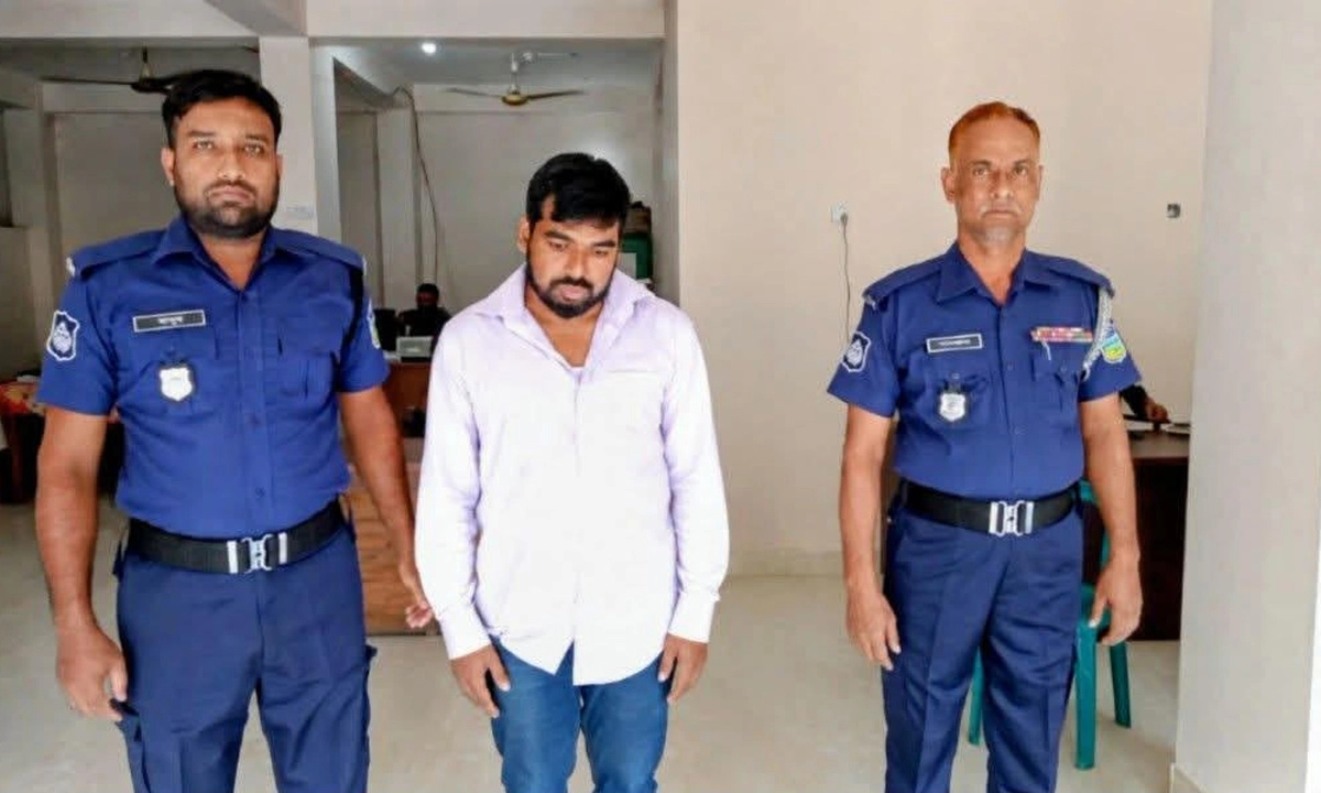 আটক রাশেদুল ইসলাম ওরফে জাকির। ছবি : রূপালী বাংলাদেশ