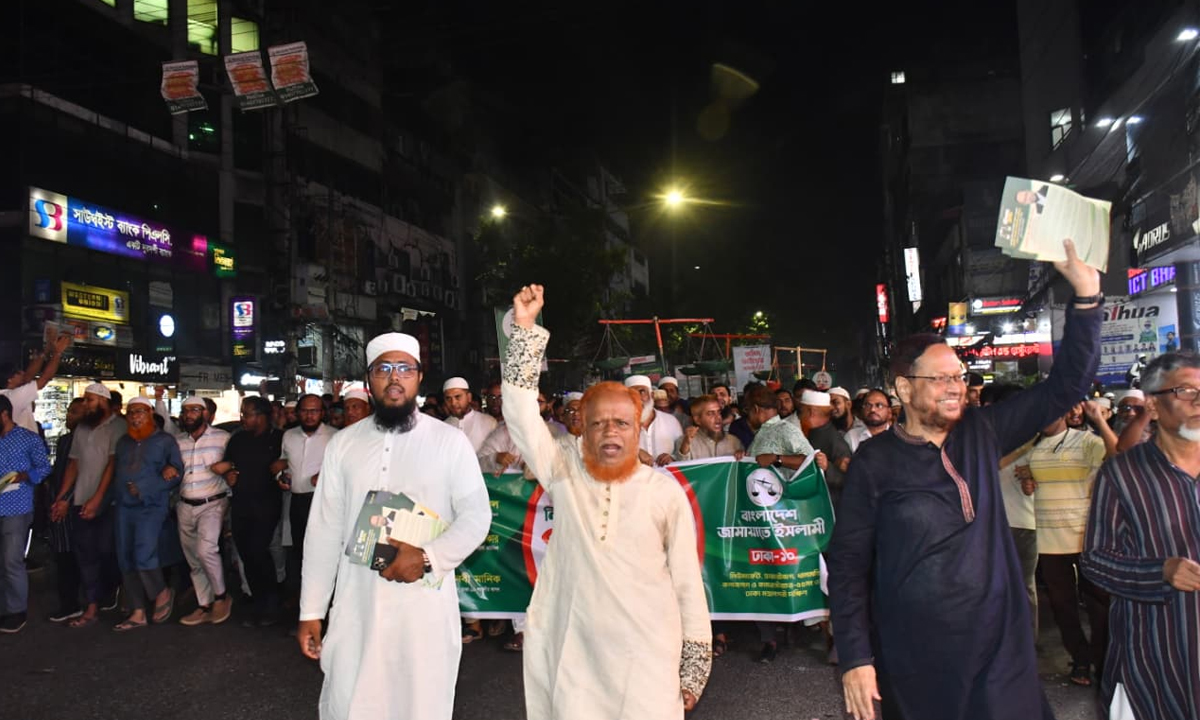 পথসভায় প্রধান অতিথির বক্তব্য দেন মো. নূরুল ইসলাম বুলবুল। ছবি- রূপালী বাংলাদেশ