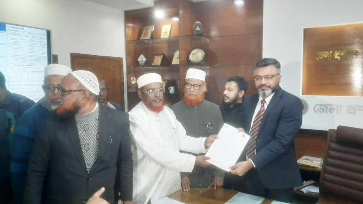 খুলনা জেলা প্রশাসক ও রিটার্নিং কর্মকর্তার কাছে মনোনয়নপত্র জমা দেন মিয়া গোলাম প‌রোয়ার।  ছবি : সংগৃহীত