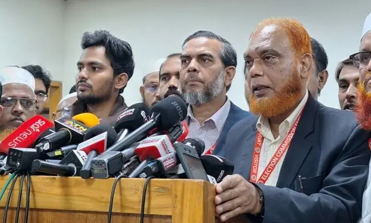 নির্বাচন ভবনে সাংবাদিকদের সঙ্গে কথা বলেন জামায়াতের সহকারী সেক্রেটারি জেনারেল এহসানুল মাহবুব জুবায়ের।ছবি- সংগৃহীত