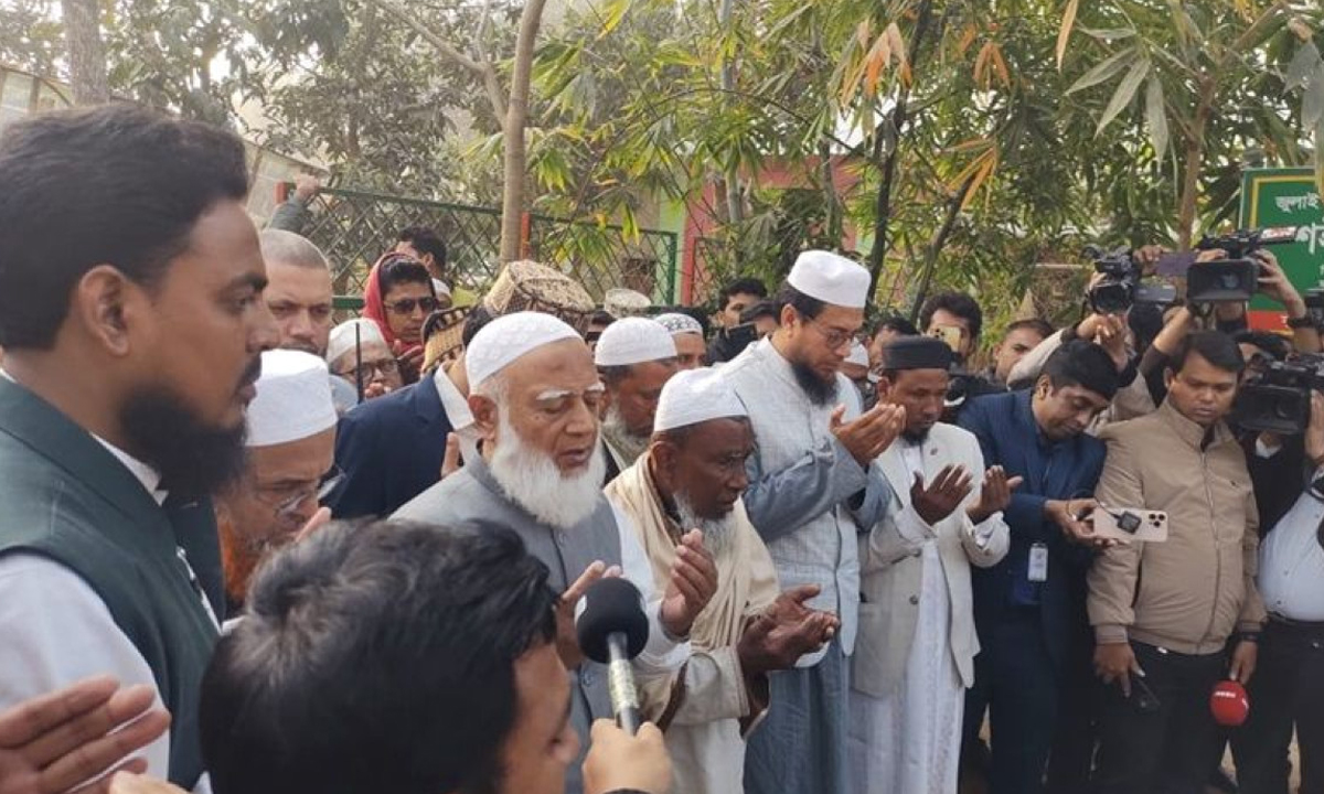 শহীদ আবু সাঈদের কবর জিয়ারত করেছেন জামায়াতে ইসলামীর আমির ডা. শফিকুর রহমান। ছবি : সংগৃহীত