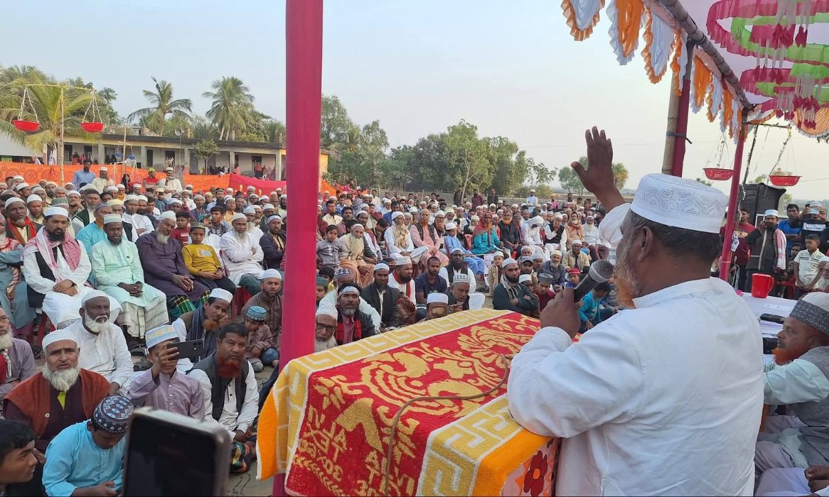 বক্তব্য দেন প্রার্থী মাওলানা আবুল কালাম আজাদ। ছবি : রূপালী বাংলাদেশ