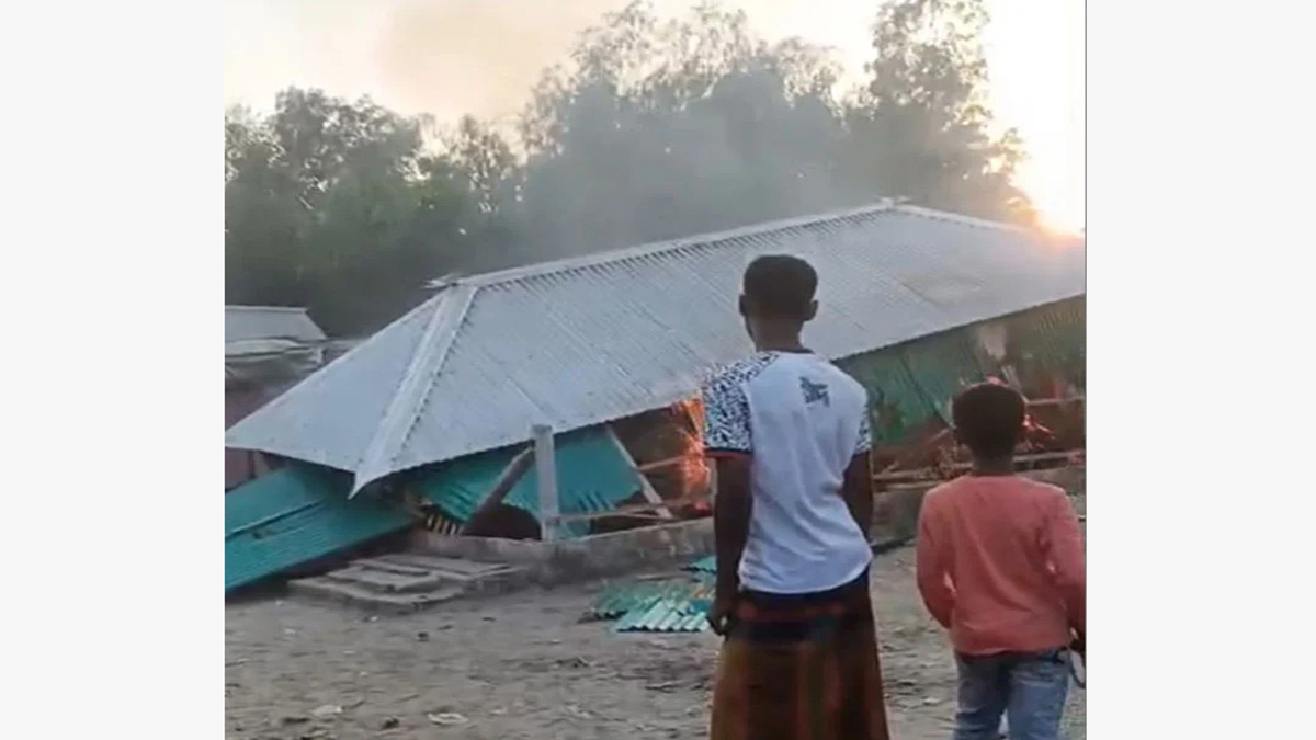 জামায়াতে ইসলামীর অফিস আগুনে পুড়িয়ে দিয়েছে স্থানীয় বিএনপির নেতাকর্মীরা । ছবি : সংগৃহীত