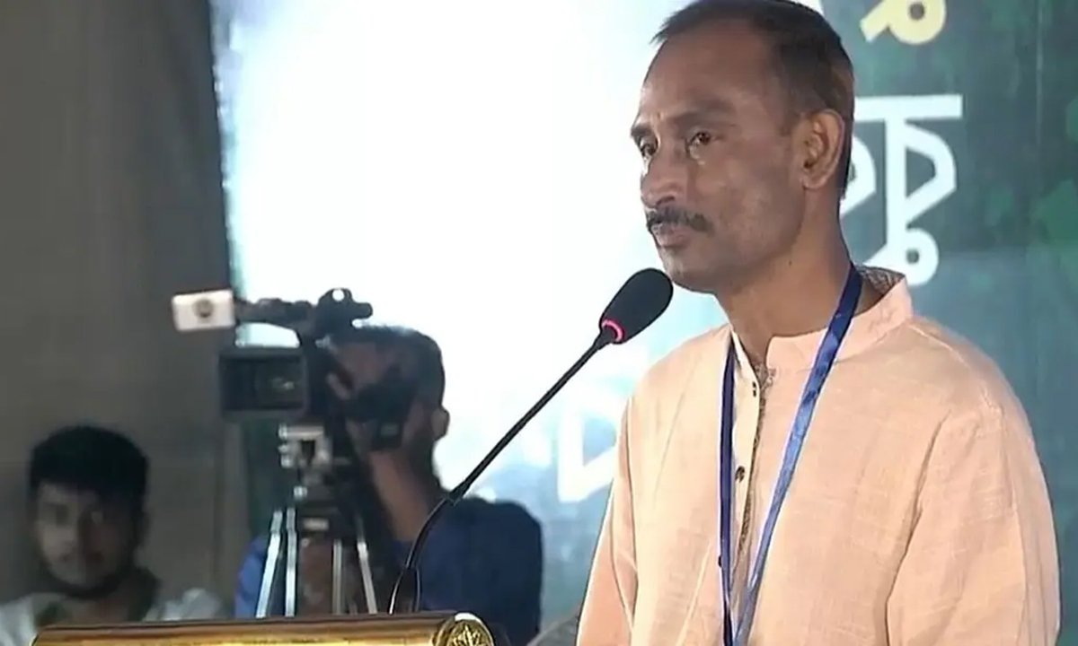 জুলাই গণঅভ্যুত্থানে শহীদ ফারহান ফাইয়াজের বাবা। ছবি : সংগৃহীত