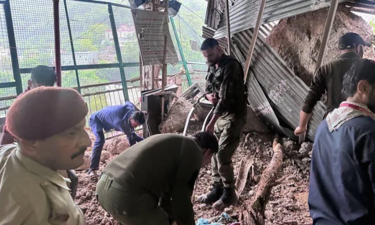 জম্মু-কাশ্মীরে ভূমিধসের ঘটনায় অভিযান চালাচ্ছে উদ্ধারকারী দল। ছবি- সংগৃহীত
