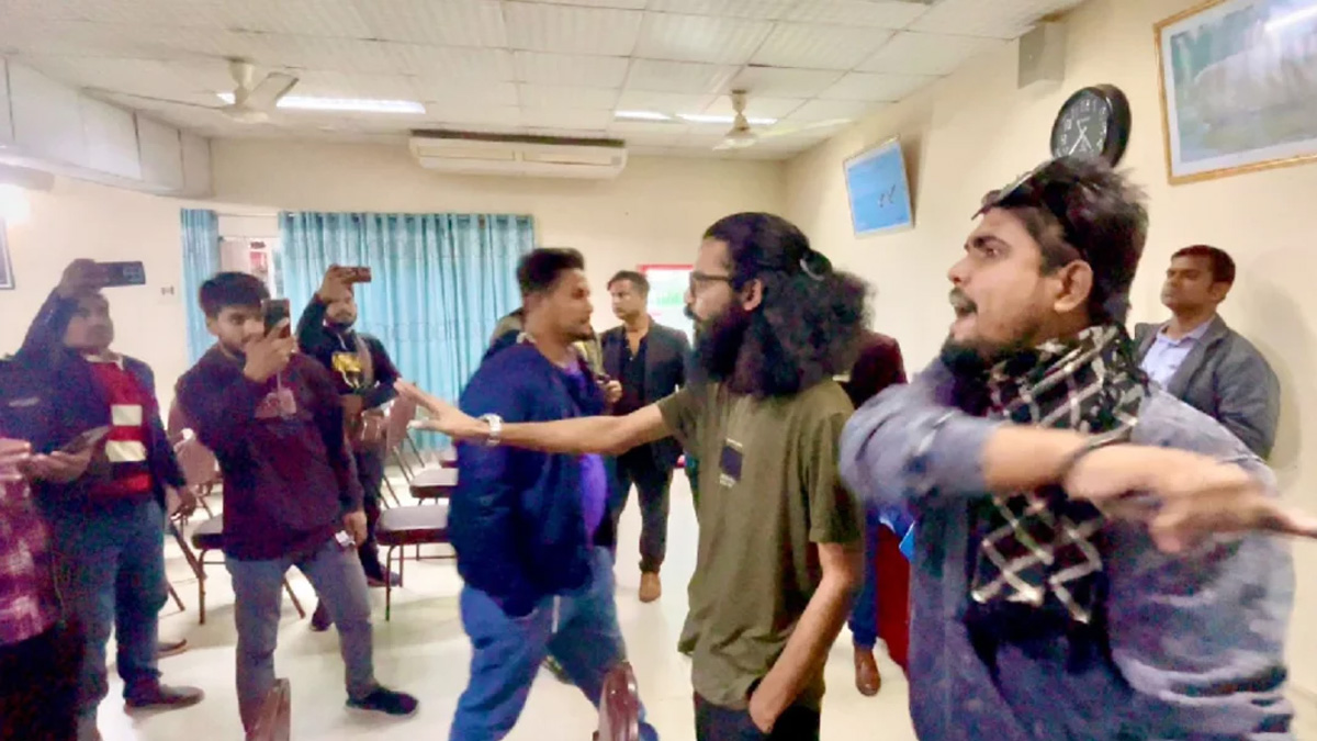 জাতীয় যুবশক্তির দুই নেতা সাংবাদিকদের হুমকি দিচ্ছেন।  ছবি- সংগৃহীত