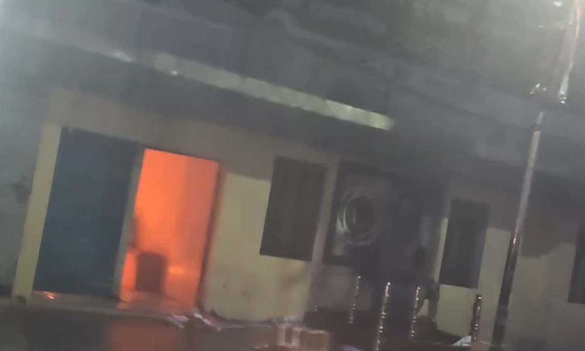 জাতীয় পার্টির কেন্দ্রীয় কার্যালয়ে আগুন জ্বলছে। ছবি- ভিডিও থেকে নেওয়া