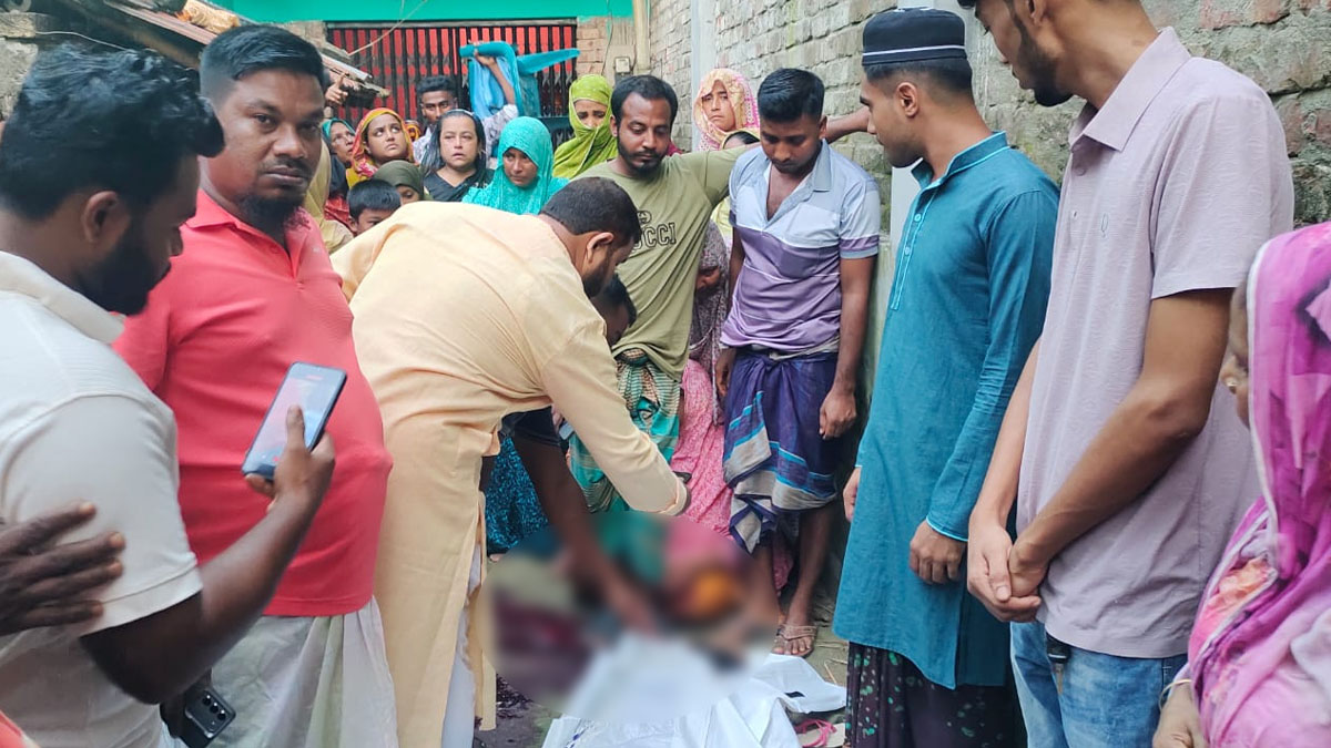 খবর ছড়িয়ে পড়লে মরদেহ দেখতে জড়ো হোন এলাকাবাসি।  ছবি- রূপালী বাংলাদেশ