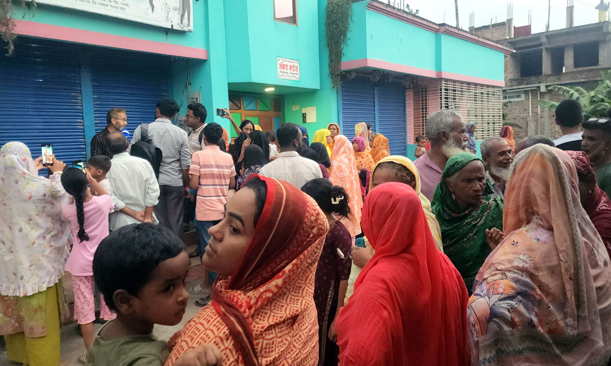 স্থানীয়দের সহযোগিতায় লিজাকে উদ্ধার করেছে পুলিশ। ছবি- রূপালী বাংলাদেশ