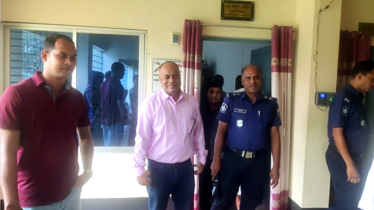 স্কুল থেকে আব্দুর রহিম ওরফে স্বাধীন মাস্টার (৫৩) গ্রেপ্তার করেছে পুলিশ ।    ছবি- রূপালী বাংলাদেশ