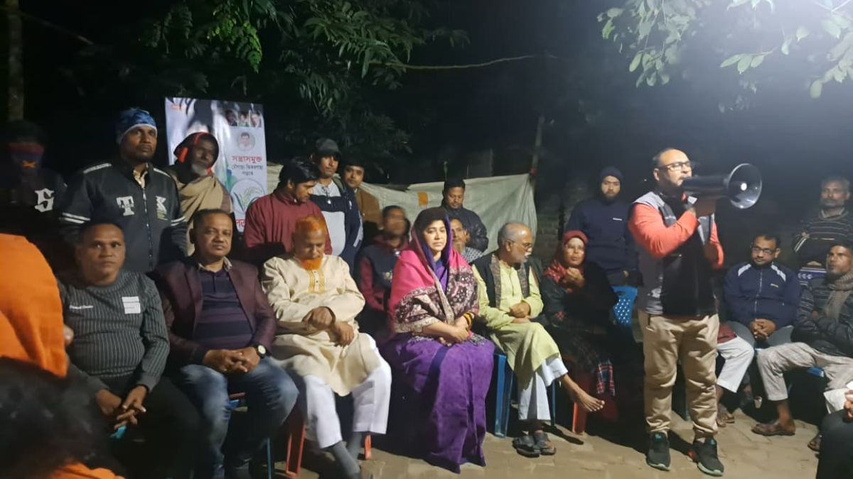 নির্বাচনী পথসভায় যশোর-২ আসনের বিএনপির মনোনীত প্রার্থী সাবিরা নাজমুল মুন্নি। ছবি- রূপালী বাংলাদেশ