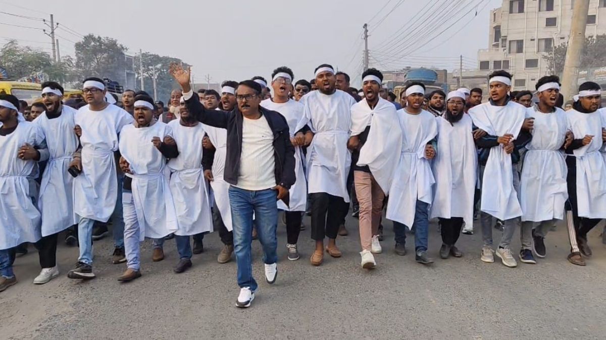 ঝিনাইদহে রাশেদ খানকে অবাঞ্চিত ঘোষণা করে কাফনের কাপড় পরে বিএনপির নেতাকর্মীদের বিক্ষোভ মিছিল। ছবি- রূপালী বাংলাদেশ