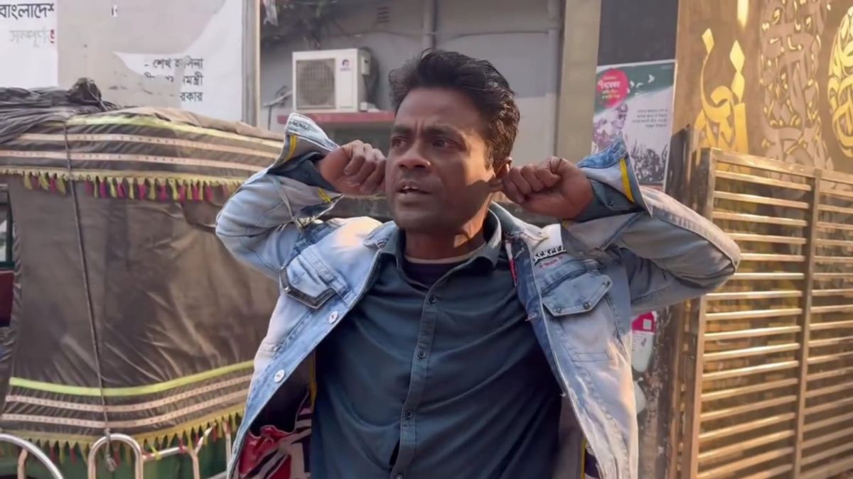 দুহাতে কান ধরে দাঁড়িয়ে আছেন বিএনপির একজন সমর্থক ফরহাদ হোসেন। ছবি- রূপালী বাংলাদেশ