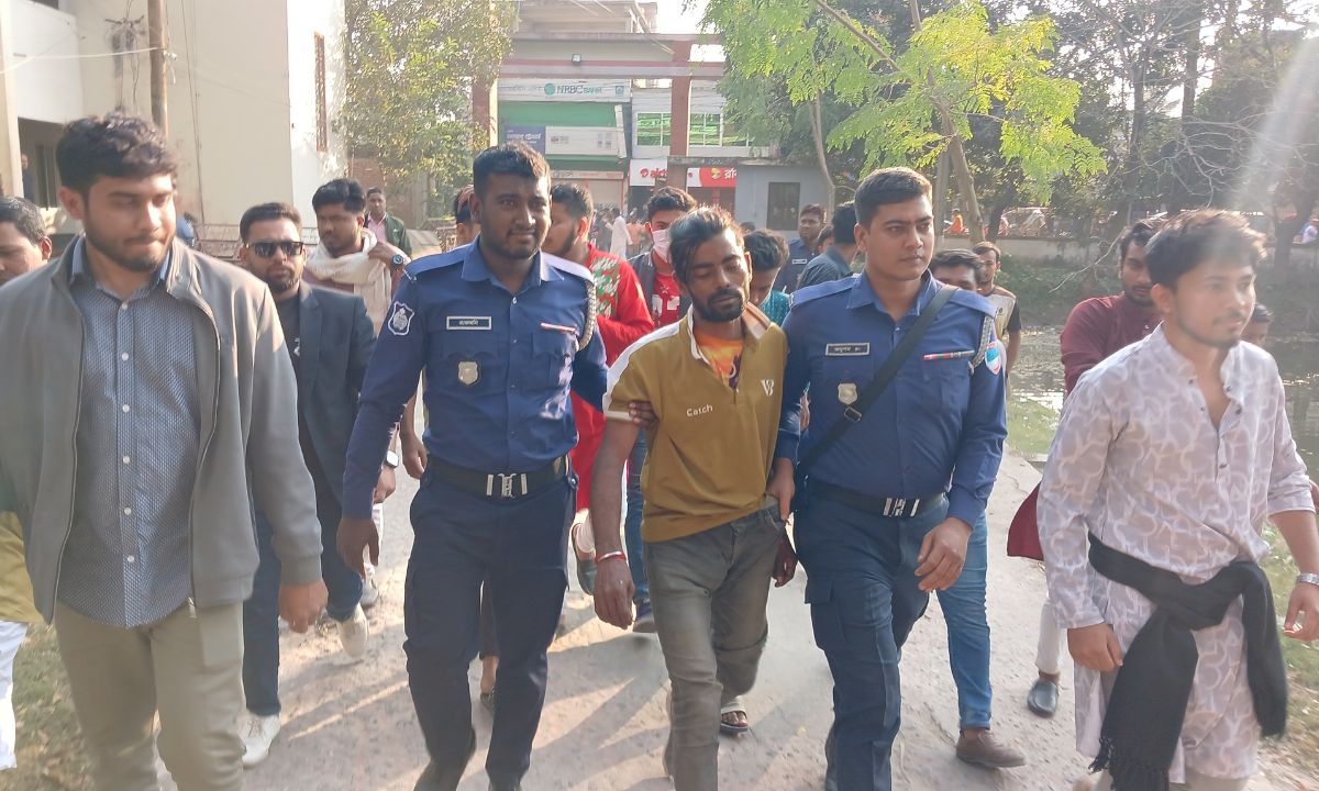 ঝিনাইদহে ‘র’-এর এজেন্ট সন্দেহে একজনসহ ২ জন পুলিশে সোপর্দ করা হয়। ছবি- রূপালী বাংলাদেশ