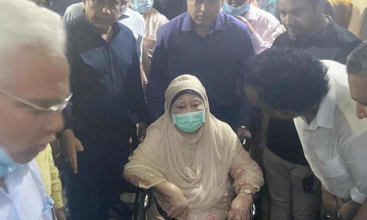 স্বাস্থ্য পরীক্ষার জন্য হাসপাতালের পথে বিএনপি চেয়ারপারসন বেগম খালেদা জিয়া। ফাইল ছবি