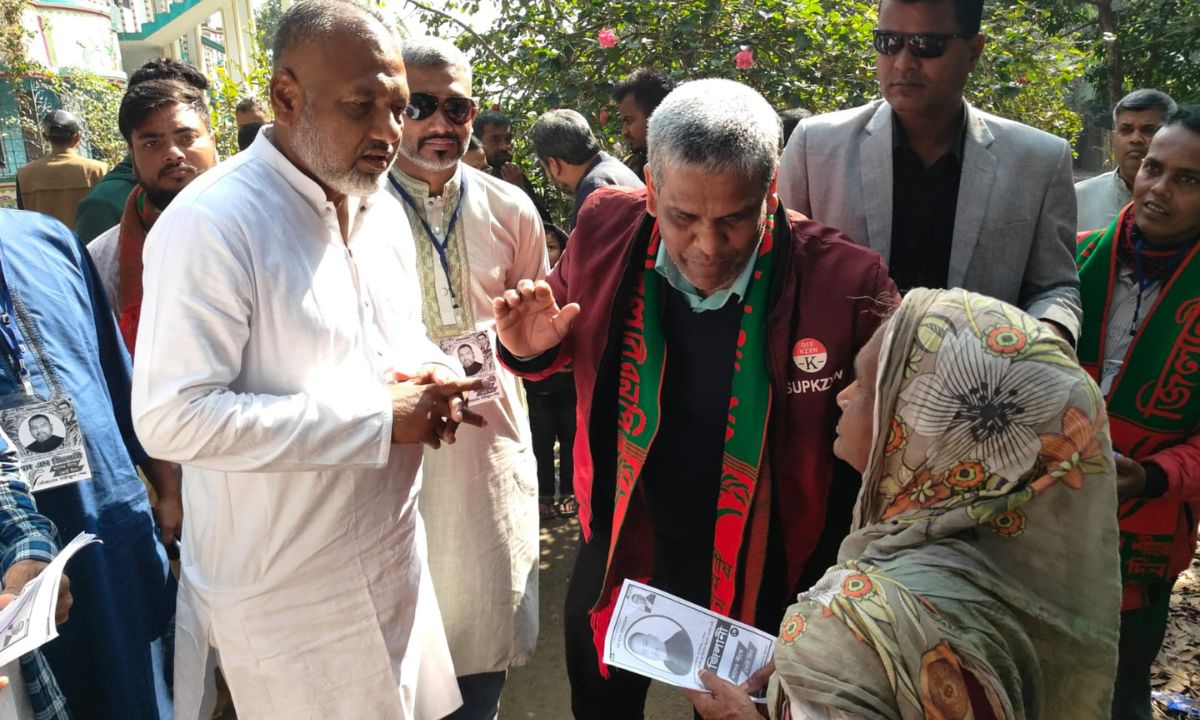 ভোটারদের সঙ্গে মতবিনিময় করেন স্বেচ্ছাসেবক দলের কেন্দ্রীয় সভাপতি এস এম জিলানী। ছবি : রূপালী বাংলাদেশ