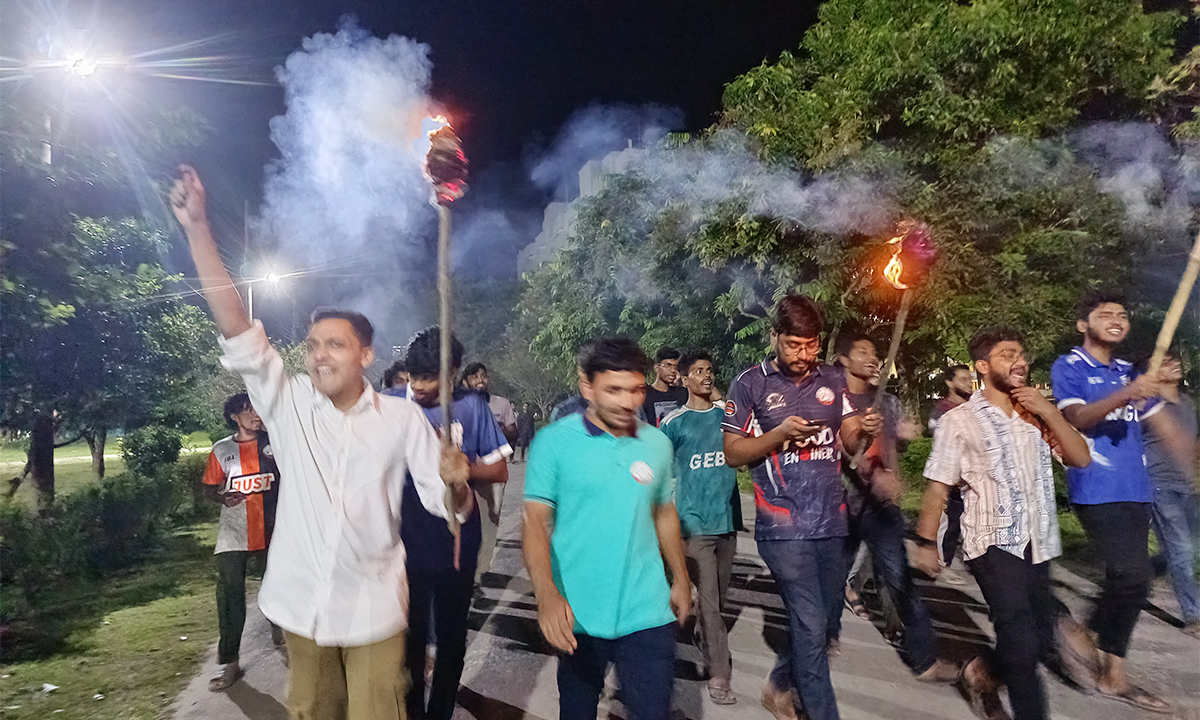 চবিতে সন্ত্রাসী দ্বারা শিক্ষার্থীদের ওপর নৃশংস হামলার প্রতিবাদে মশাল মিছিল ও বিক্ষোভ করেন যবিপ্রবি শিক্ষার্থীরা। ছবি- রূপালী বাংলাদেশ
