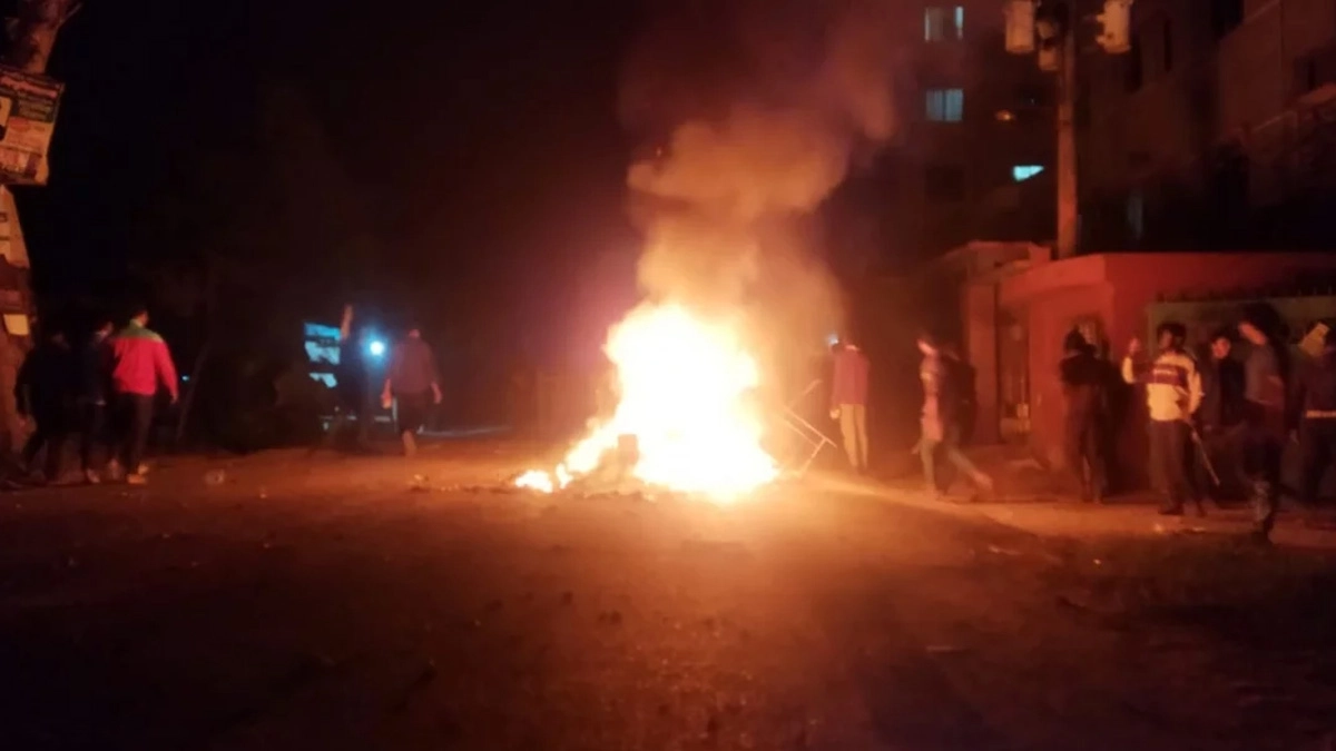 সড়কে টায়ার ও বেঞ্চে আগুন ধরিয়ে বিক্ষোভ করে শিক্ষার্থীরা।   ছবি- সংগৃহীত