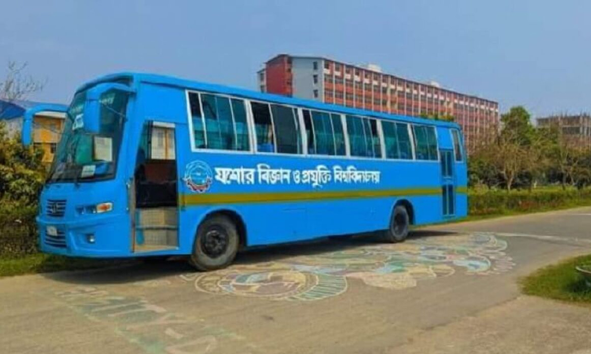 যশোর বিজ্ঞান ও প্রযুক্তি বিশ্ববিদ্যালয়ের (যবিপ্রবি) বাস। ছবি- সংগৃহীত