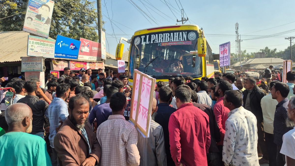 জলঢাকা-ডিমলা সড়কের কালিগঞ্জ বাজারে বুড়ি তিস্তা নদী খননের দাবিতে কৃষকদের মানববন্ধন। ছবি- রূপালী বাংলাদেশ