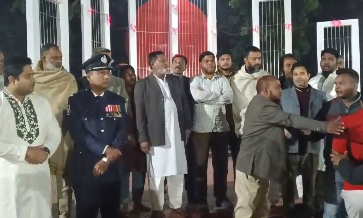 ইউএনওর সঙ্গে বিএনপির নেতাকর্মীদের তর্কতর্কি। ছবি : রূপালী বাংলাদেশ