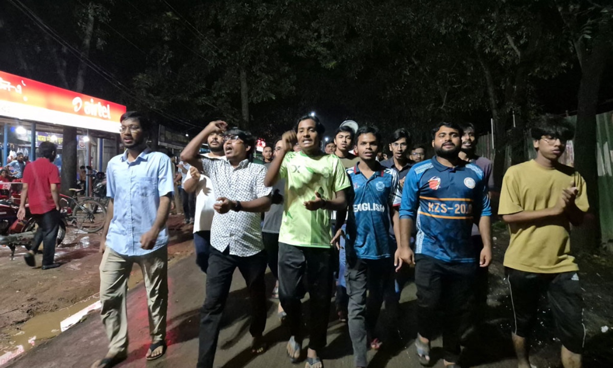 হলে ছাত্ররাজনীতি নিষিদ্ধের দাবিতে শনিবার রাতে বিক্ষোভে নামেন জাহাঙ্গীরনগর বিশ্ববিদ্যালয়ের বিভিন্ন হলের শিক্ষার্থীরা। ছবি- সংগৃহীত
