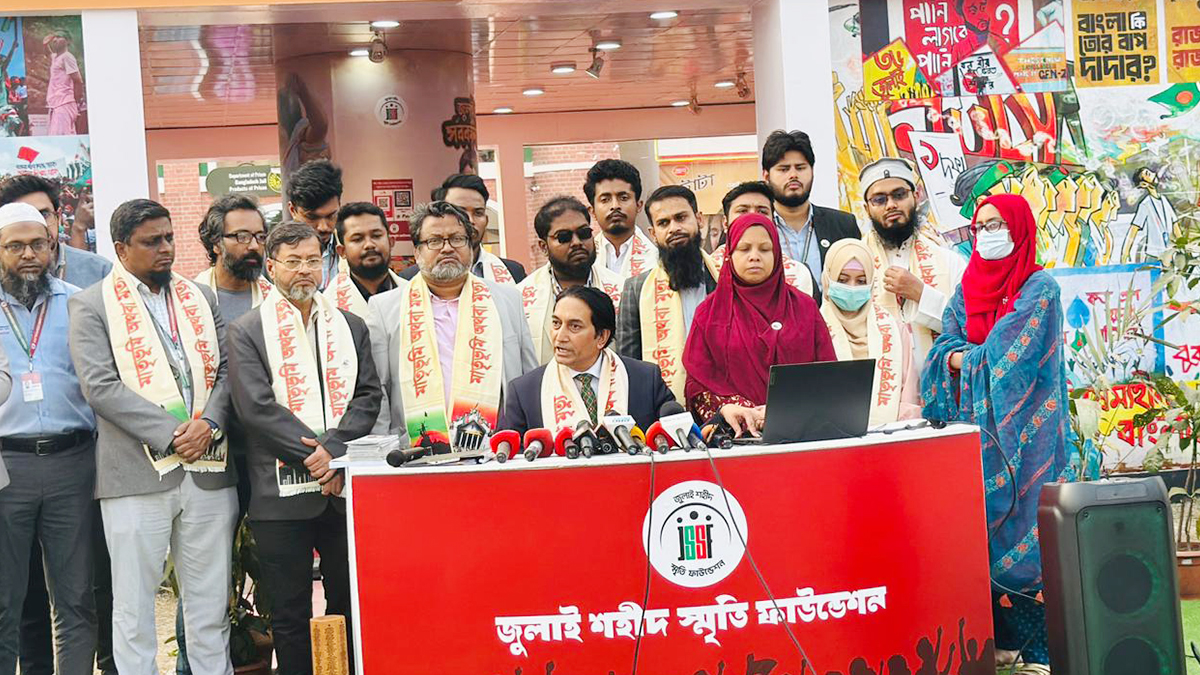 বক্তব্য দেন জুলাই শহীদ স্মৃতি ফাউন্ডেশনের প্রধান নির্বাহী কর্মকর্তা লেফটেন্যান্ট কর্নেল (অব.) কামাল আকবর। ছবি- রূপালী বাংলাদেশ