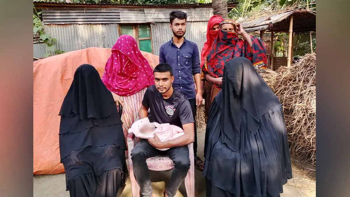 কুড়িয়ে পাওয়া নবজাতকের সঙ্গে শাহজালালের পরিবার।  ছবি- সংগৃহীত