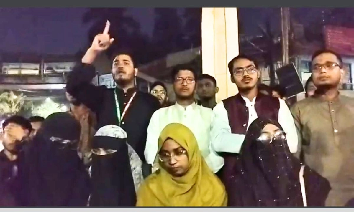 ইনকিলাব মঞ্চের ওপর পুলিশি হামলার প্রতিবাদে জকসুর বিক্ষোভ