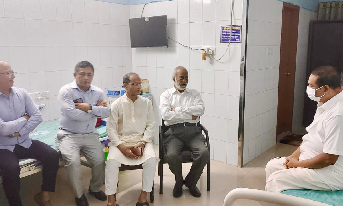 সাংবাদিক নেতা কাদেরকে দেখতে হাসপাতালে মঈন খান। ছবি- রূপালী বাংলাদেশ