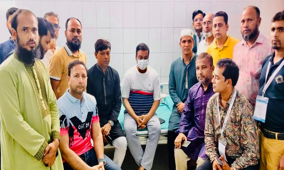 সাংবাদিক কাদের গনিকে দেখতে হাসপাতালে যান বিভিন্ন পেশাজীবী নেতৃবৃন্দ।  ছবি- রূপালী বাংলাদেশ