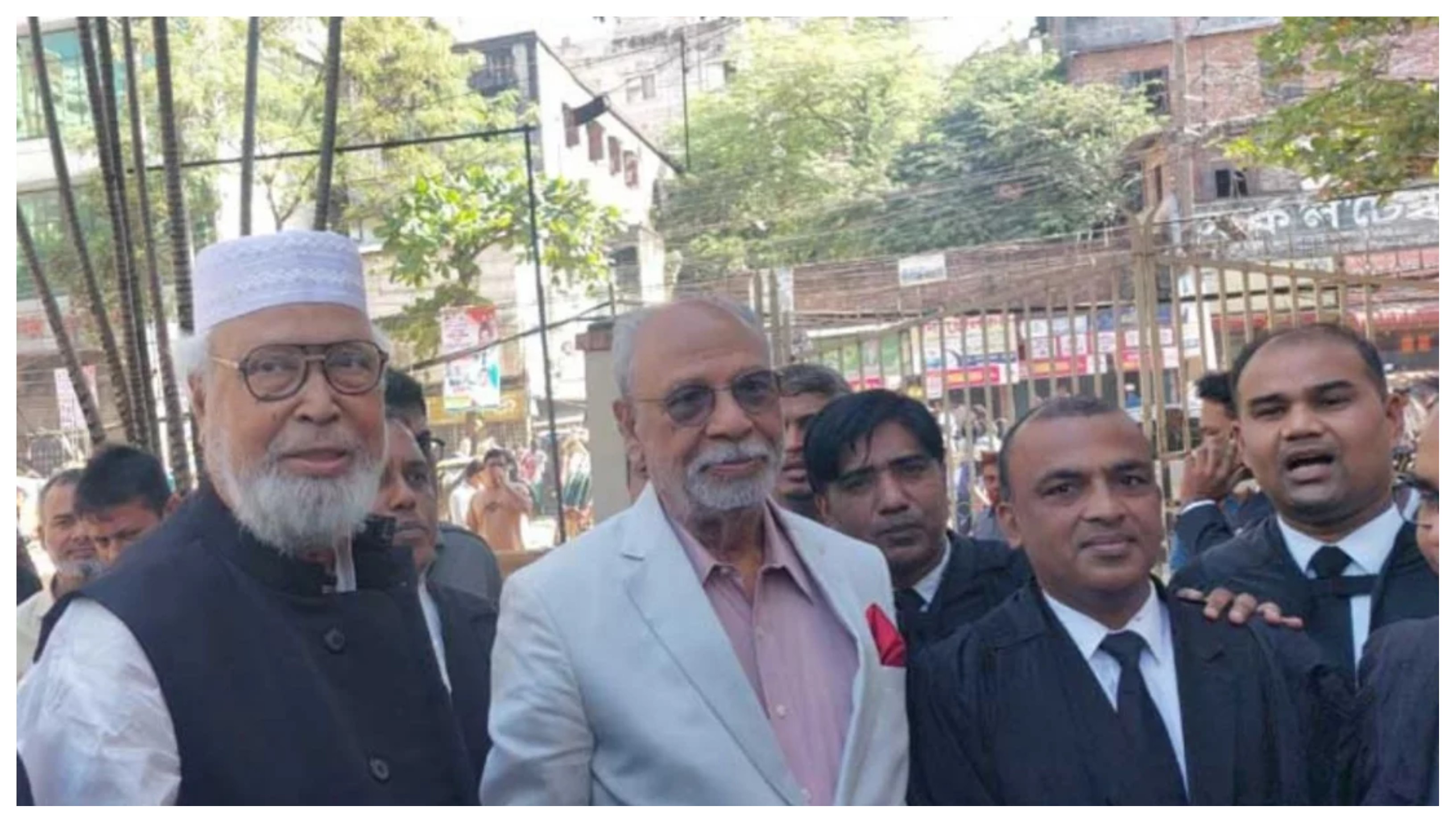 ভাই কাদের সিদ্দিকীকে সঙ্গে নিয়ে আদালতে লতিফ সিদ্দিকী। ছবি- সংগৃহীত