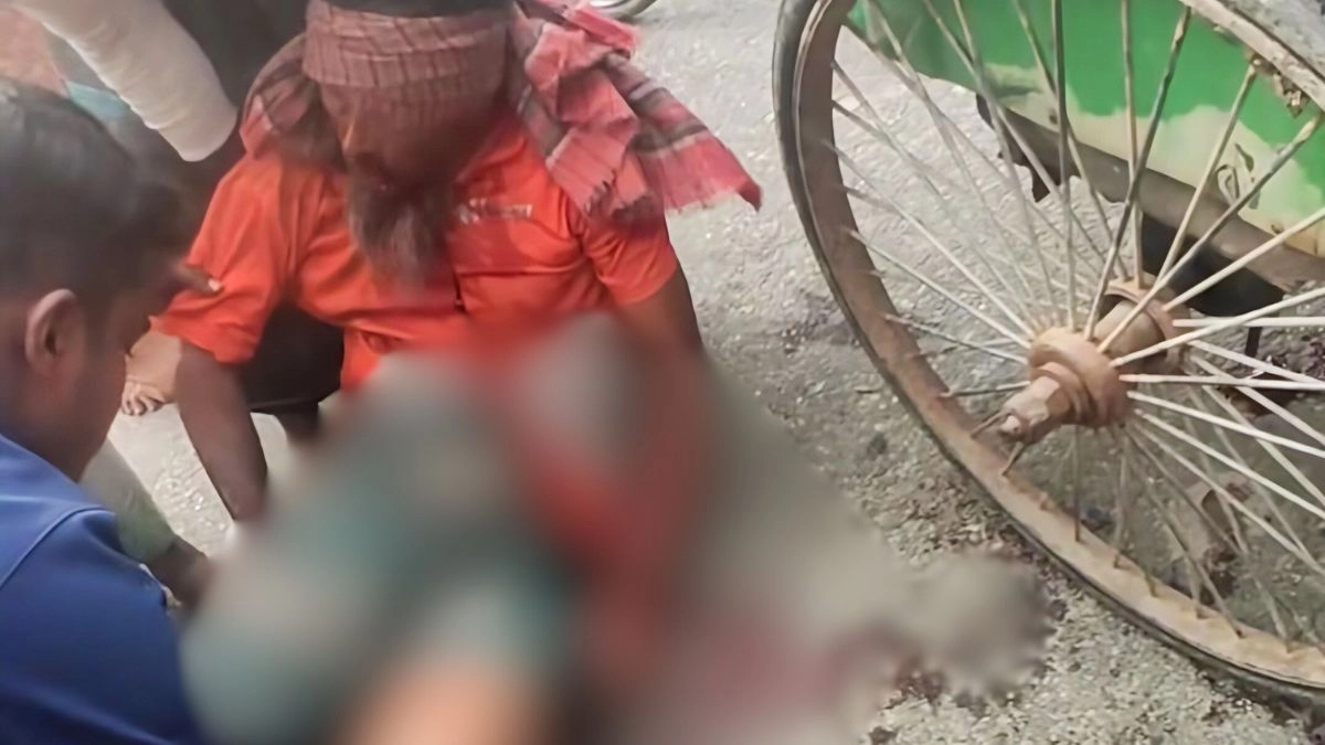 দুর্ঘটনায় সময় নিহত ছামছদ্দিন রক্তাক্ত অবস্থায় পড়ে। ছবি- রূপালী বাংলাদেশ